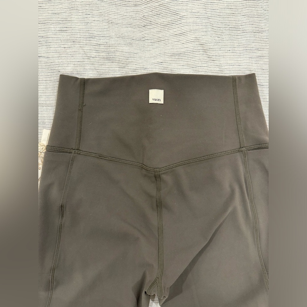 Vuori studio pocket leggings. Oregano green. Size small.